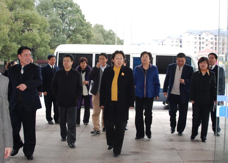 2009年2月，時任湖南省人大常委會副主任、黨組成員，省總工會主席劉蓮玉來四化建調(diào)研