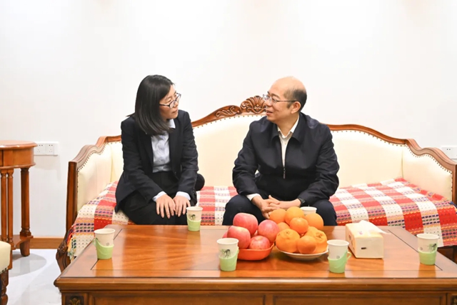 國務(wù)院國資委黨委委員、副主任譚作鈞看望慰問中國化學(xué)“時代楷模”邱軍同志家屬
