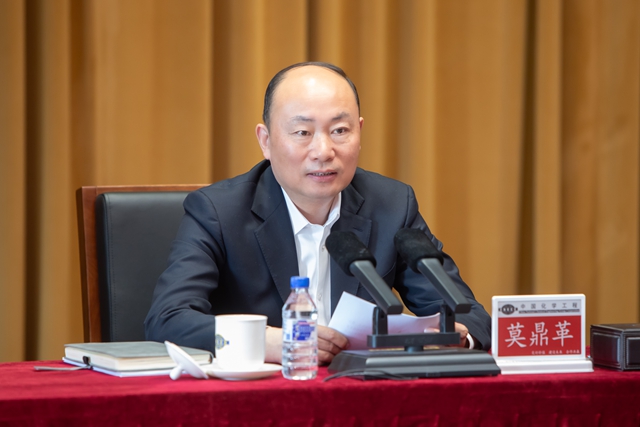 青春化學(xué) 實(shí)干爭先丨莫鼎革向全體團(tuán)員青年致以節(jié)日問候