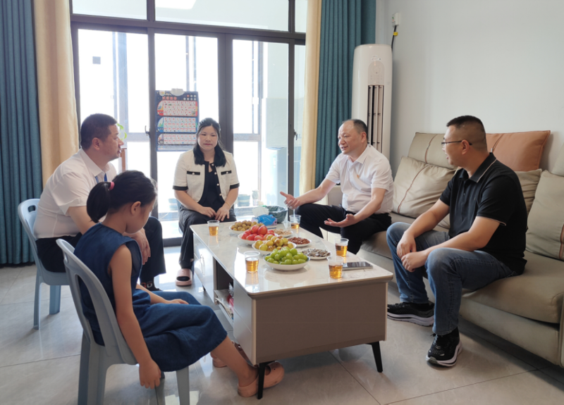 周鴻對下級“一把手”開展廉潔家訪